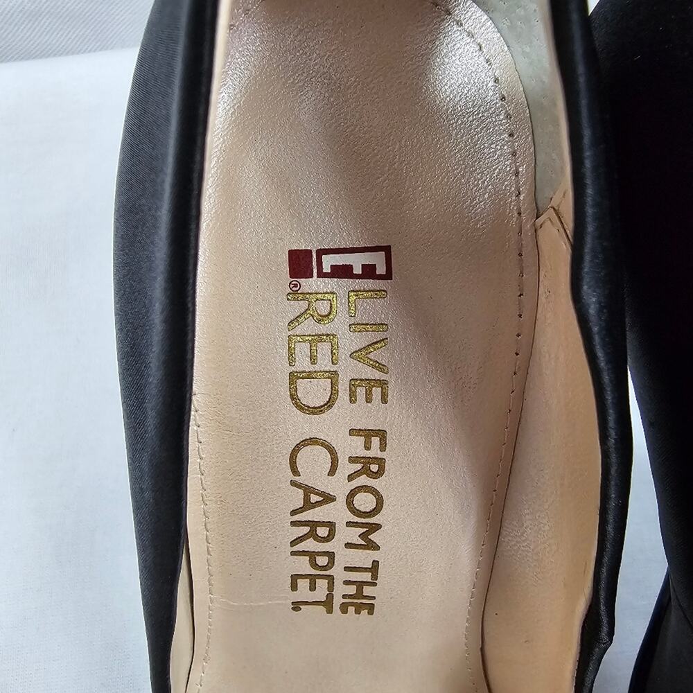 Chic Black Heels with Sleek Design - Picture 3 of 11
